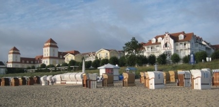 Strandabschnitt mit Strandkörben vor dem Kurhaus